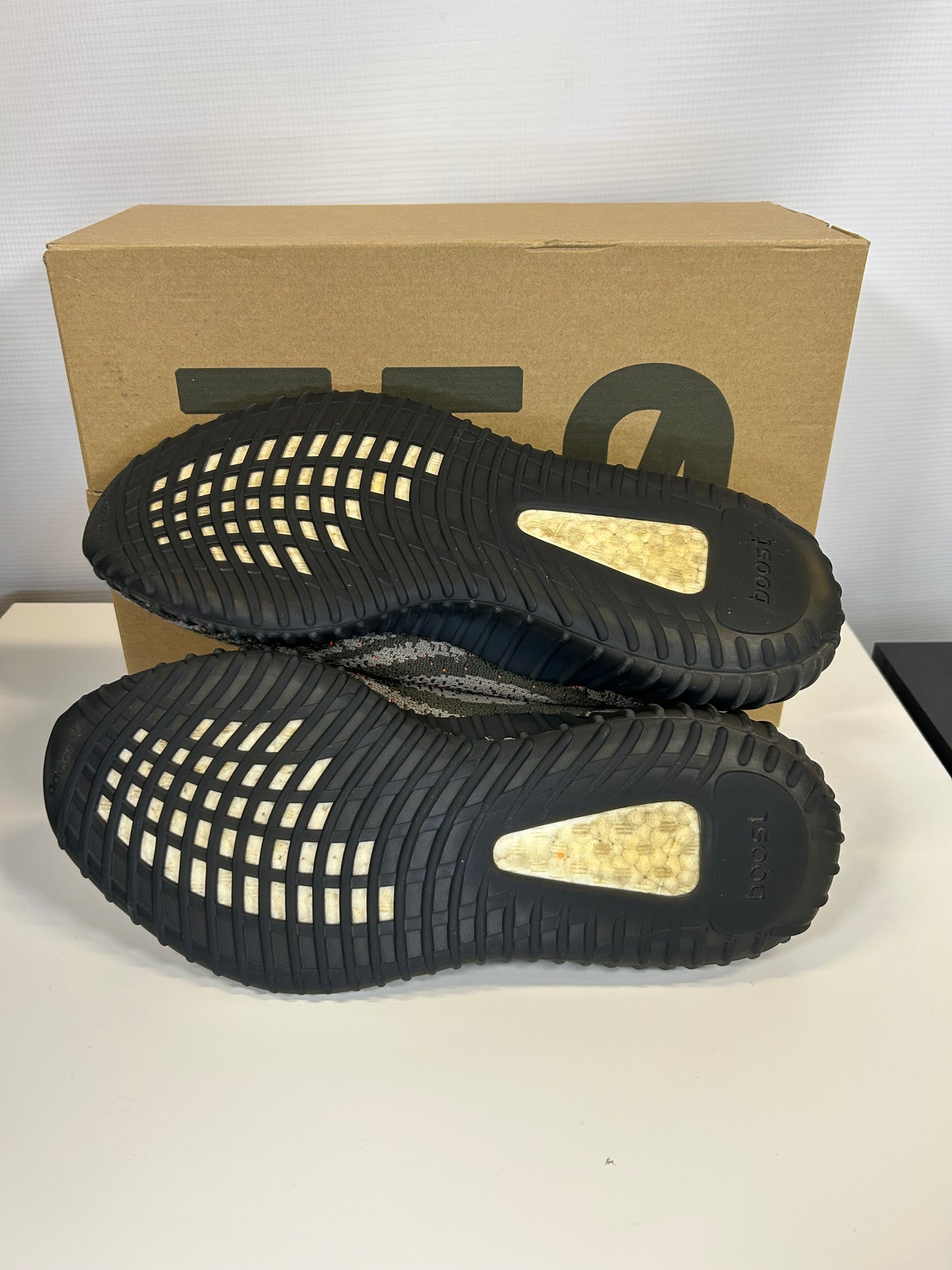 Adidas Yeezy Boost 350 v2 Carbon Beluga (Pre-Owned)