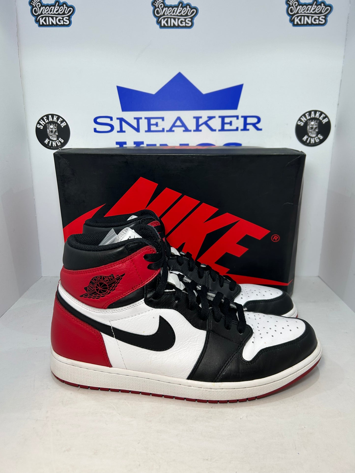 Air Jordan 1 Retro High OG Black Toe 2016 (Pre-Owned)